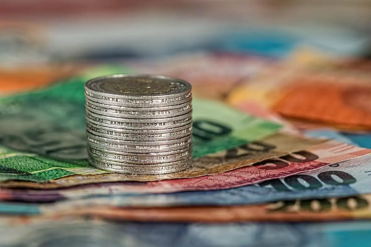 Monede și bancnote împrăștiate, imagine despre bani, economii și bugetul personal
