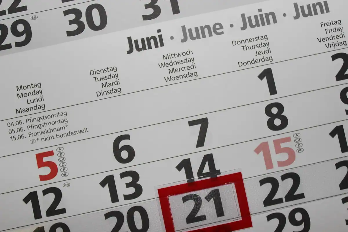 Pagini de calendar cu zilele și săptămânile lunii, folosite pentru planificarea datelor importante