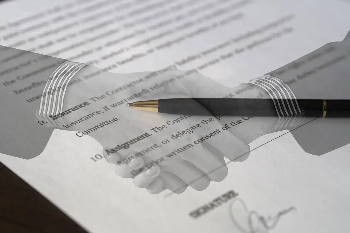 Contract tipărit cu o strângere de mână suprapusă, simbol al acordului dintre bancă și client