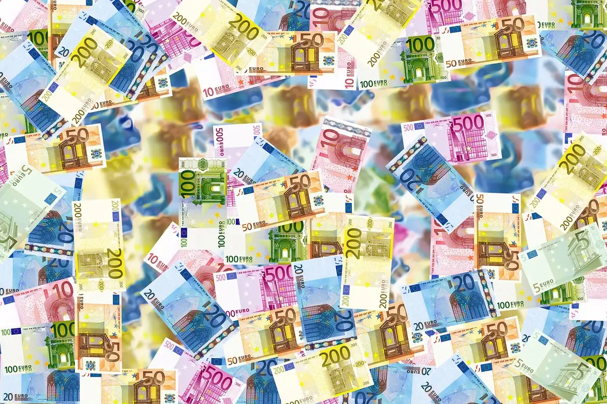 Bancnote de euro așezate la un loc, simbol pentru banii lichizi și pentru valută