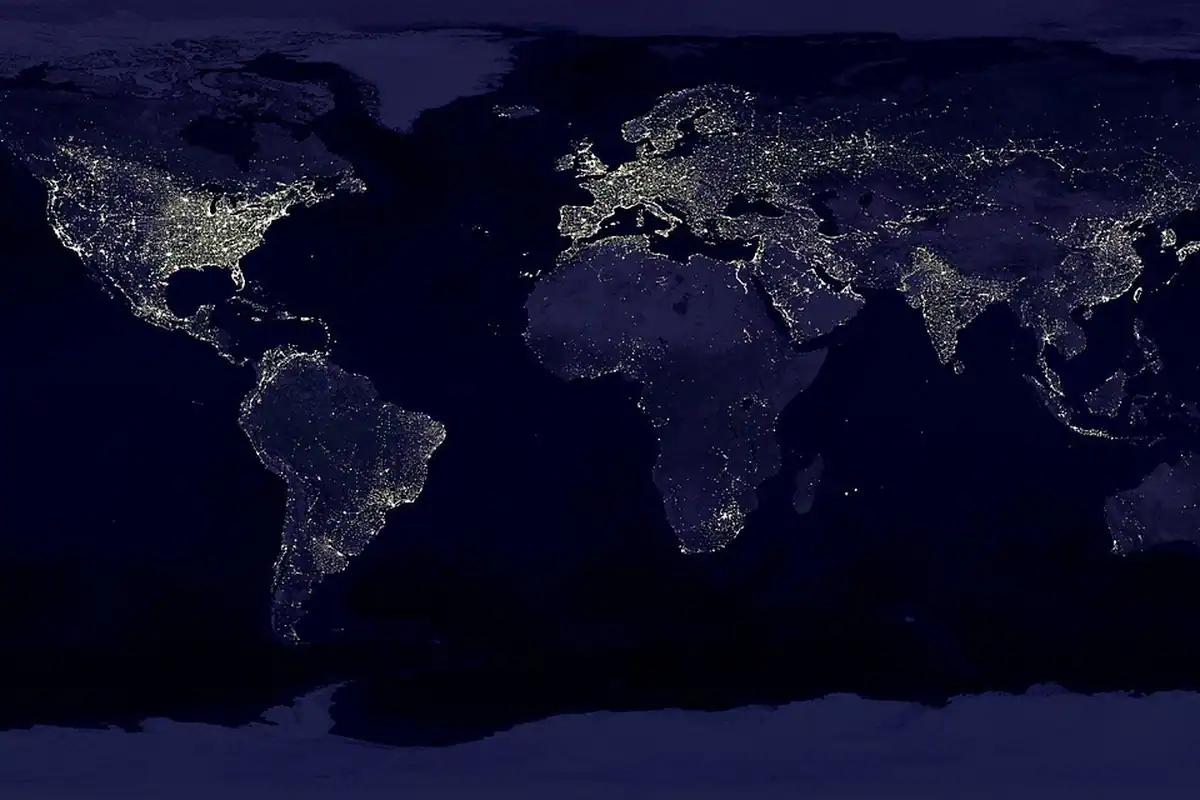 Globul pământesc văzut din satelit, cu continentele și zonele luminate noaptea