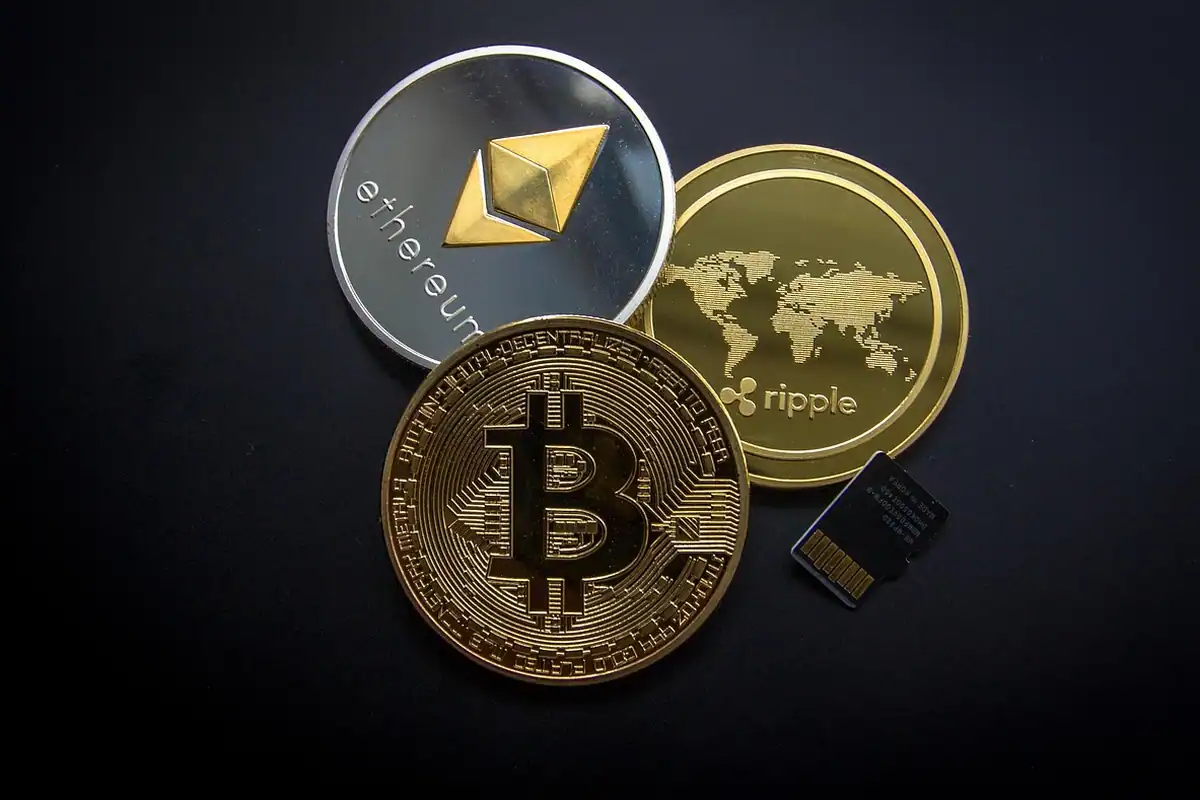 Monede aurii și simboluri digitale despre criptomonede, ilustrând schimbul valutar și investițiile