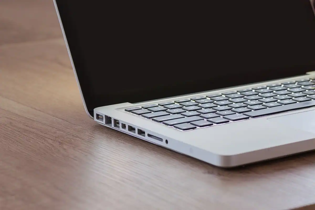 Laptop deschis cu tastatura la vedere, simbol al tehnologiei digitale și al conexiunii în rețea