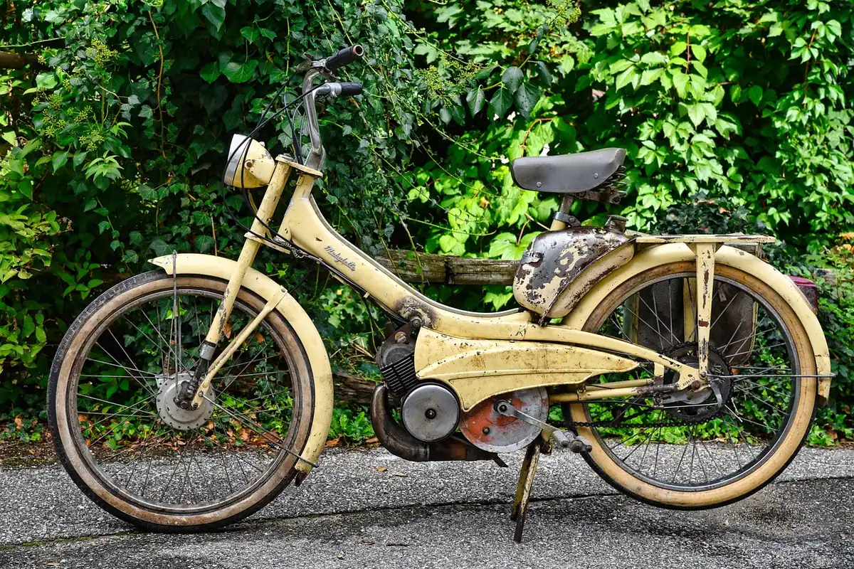 Roțile și mecanismul unei biciclete retro, văzute de aproape, într-un cadru vintage