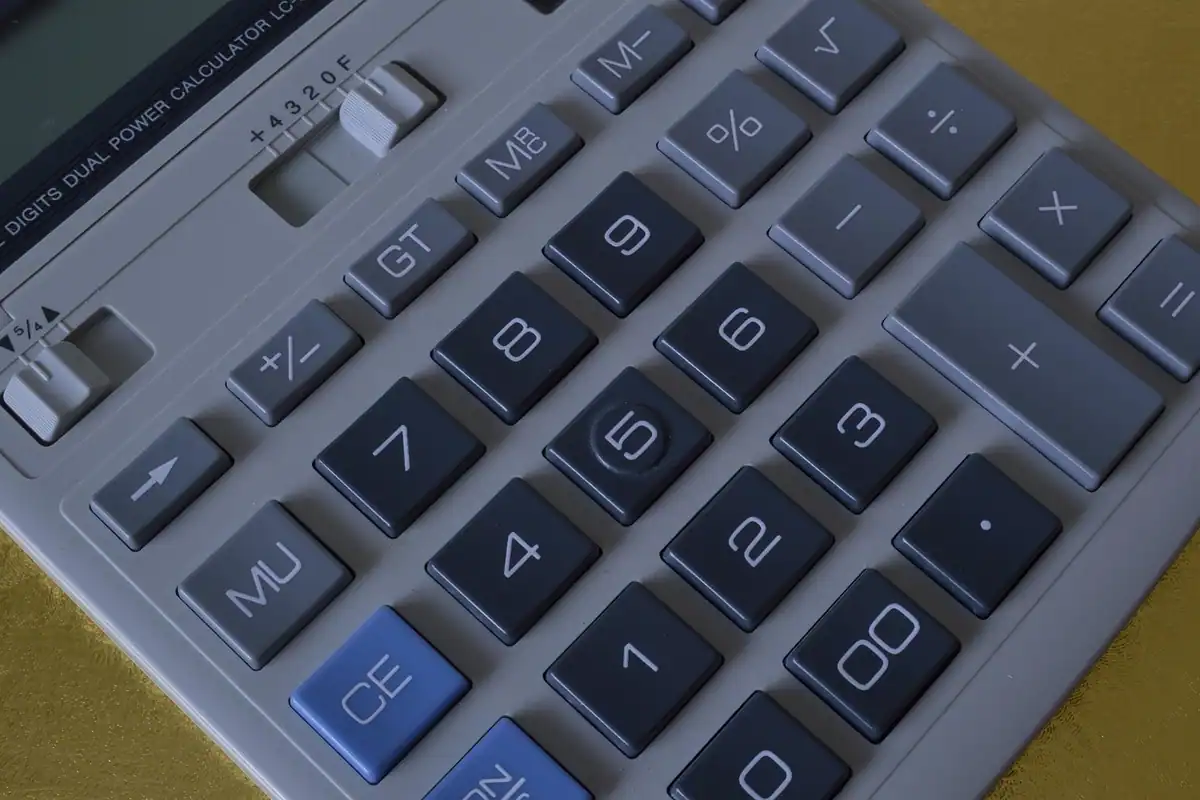 Taste de calculator în prim-plan, folosite pentru a calcula dobânda anuală efectivă