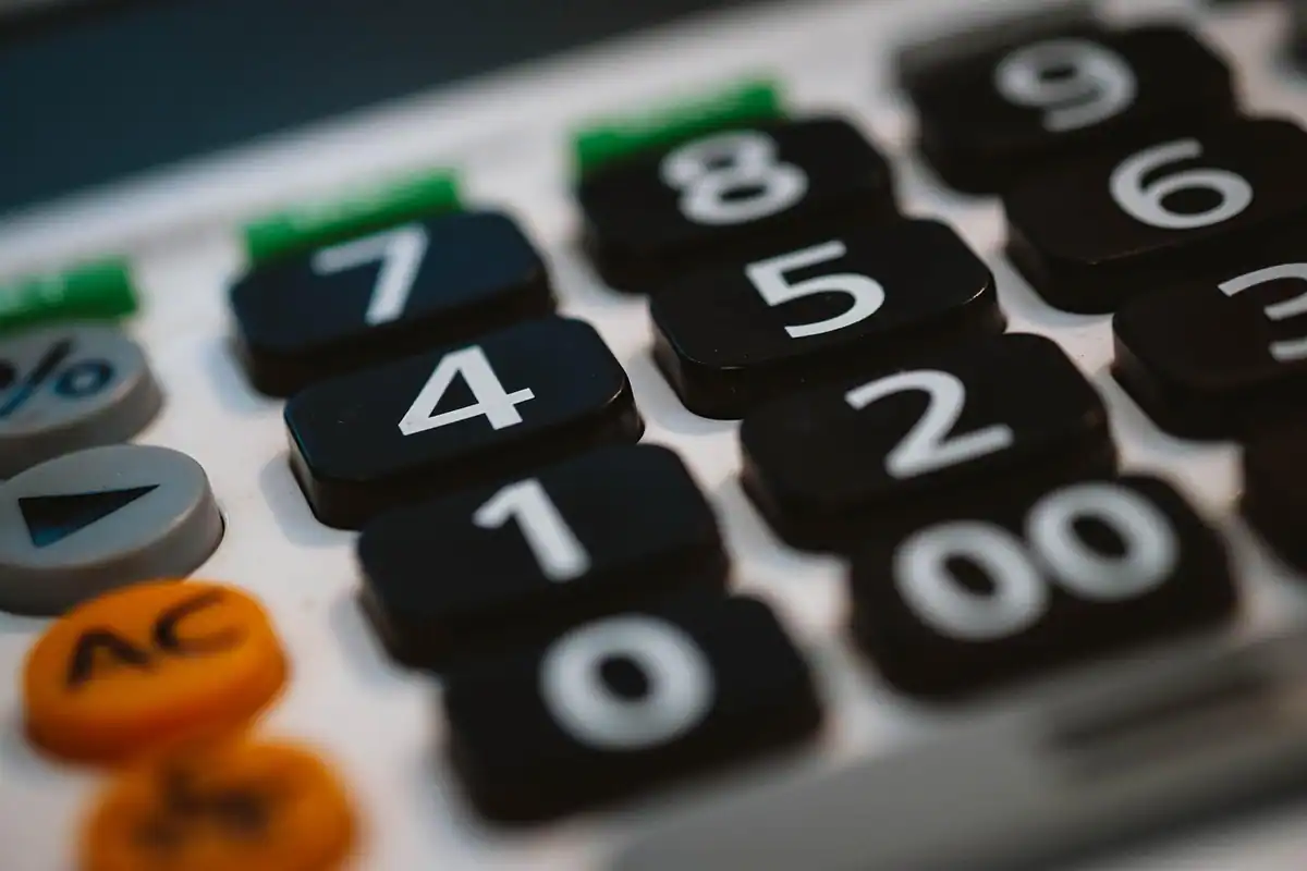 Taste mari de calculator văzute de aproape, folosite pentru a compara dobânda fixă cu cea variabilă