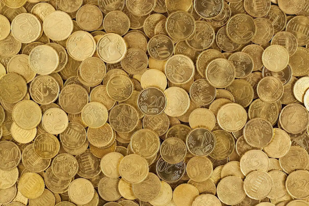 Monede de euro și cenți, grupate laolaltă, simbol al economiilor și al bugetului gospodăriei