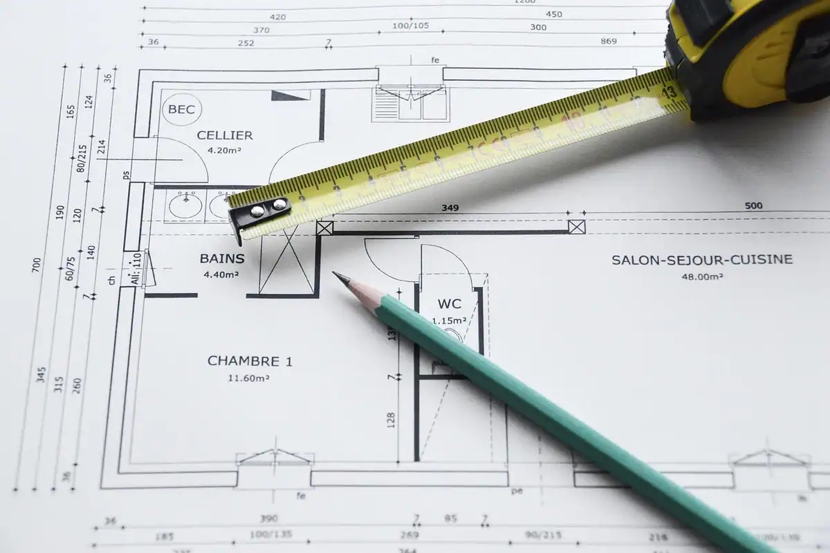 Plan de arhitect desfășurat pe hârtie albastră, folosit la proiectarea unei construcții