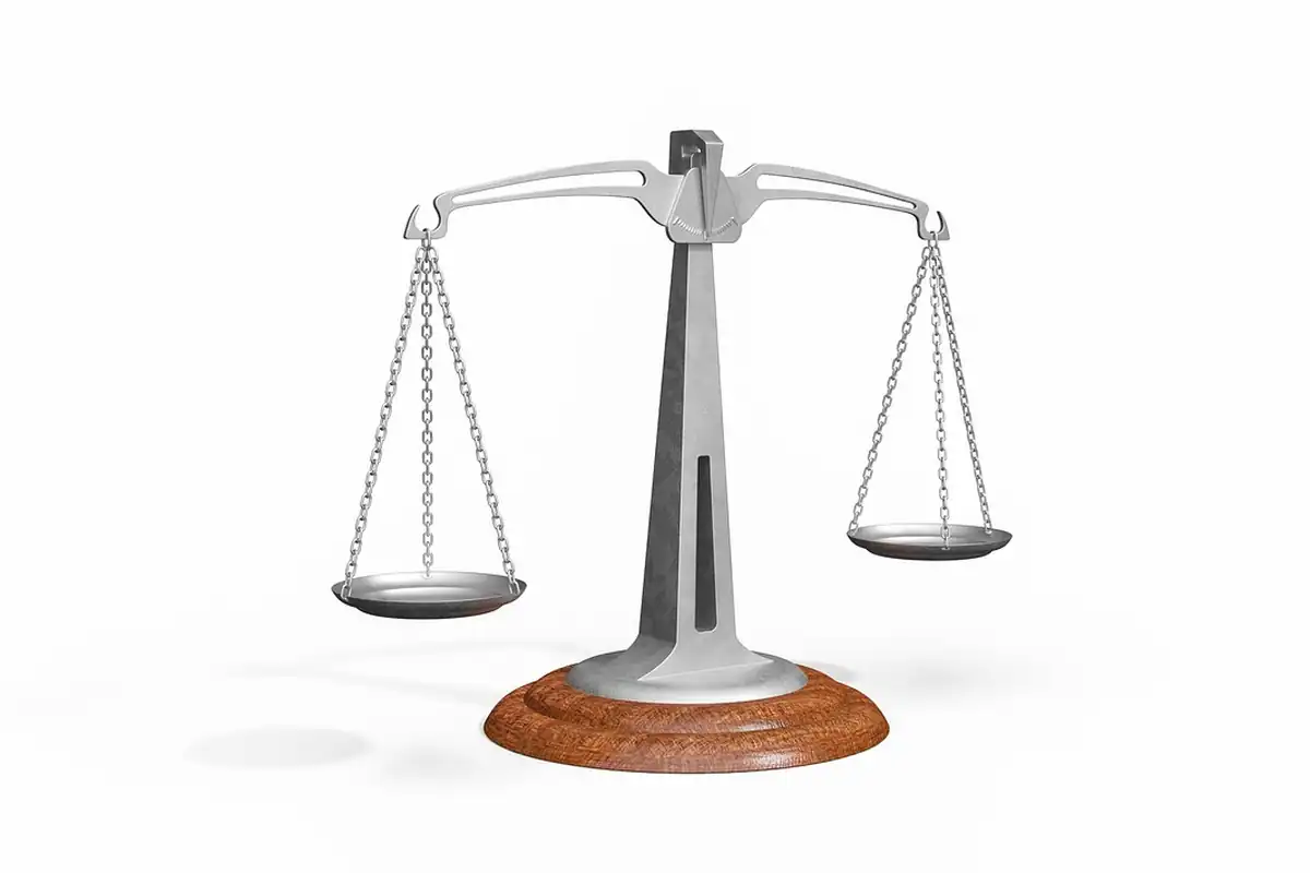 Cântar clasic cu două talere din metal, simbol al justiției și al echilibrului