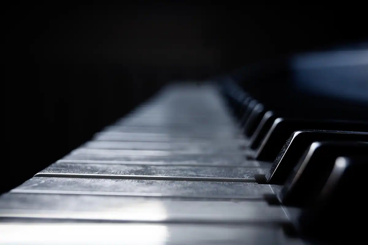 Clapele unui pian, văzute de aproape, pe un instrument muzical cu claviatură