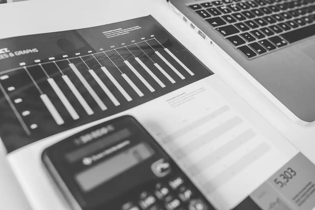Grafic cu bare tipărit, calculator și laptop, pentru a socoti gradul de îndatorare