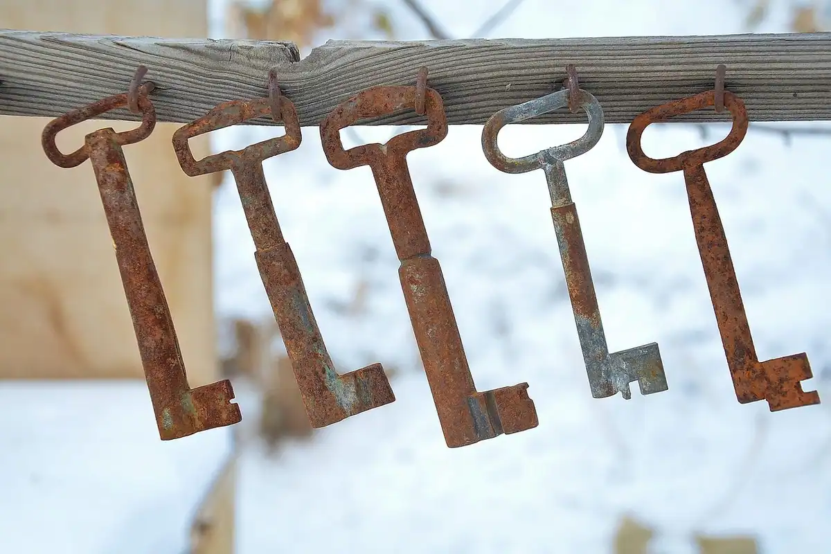 Cheie veche de metal, cu inel, fotografiată de aproape, pentru încuiat și descuiat o ușă