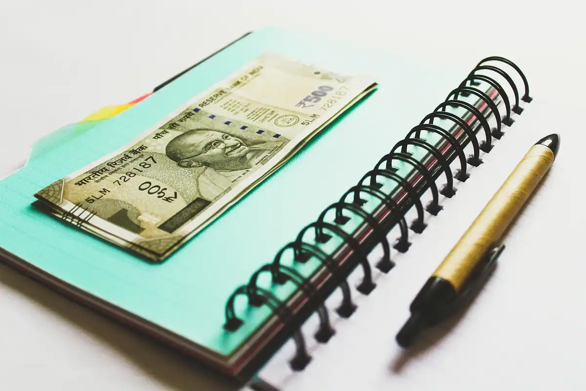 Mai multe bancnote de rupie indiană, puse laolaltă, ca simbol al banilor și al plăților