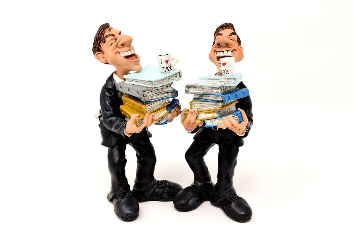 Două figurine cu teancuri de dosare în brațe, pentru actele cerute la altă bancă