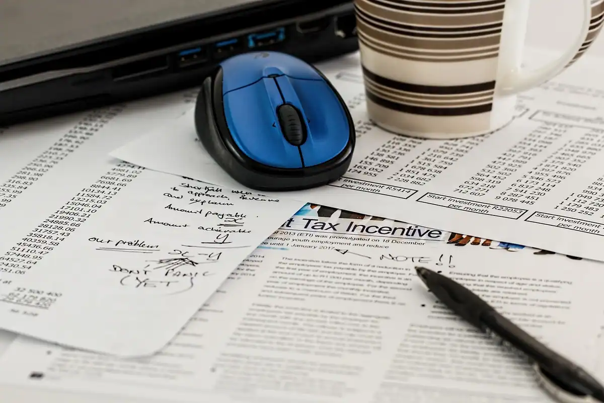 Formulare fiscale, acte și calcule de venituri pe un birou, pentru taxe și contabilitate