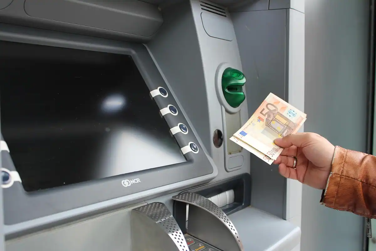 Bancomat din care se retrag bani în numerar, în euro, pe o stradă din oraș