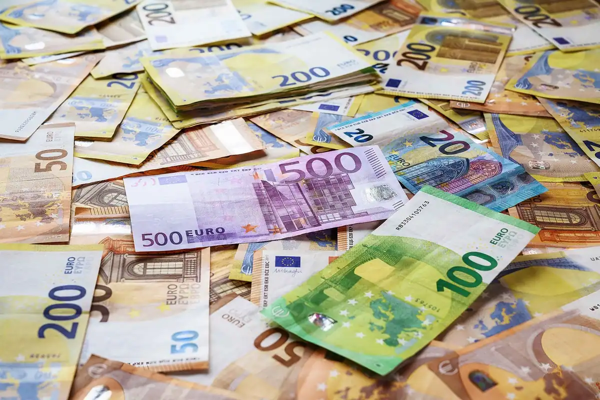 Teanc de bancnote de euro, simbol al banilor lichizi și al economiilor