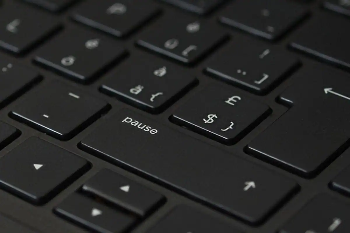 Tastă pause de pe o tastatură neagră, simbol al amânării plății ratelor