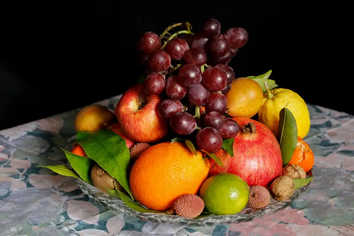 Natură moartă cu fructe proaspete așezate pe o masă, într-o compoziție simplă